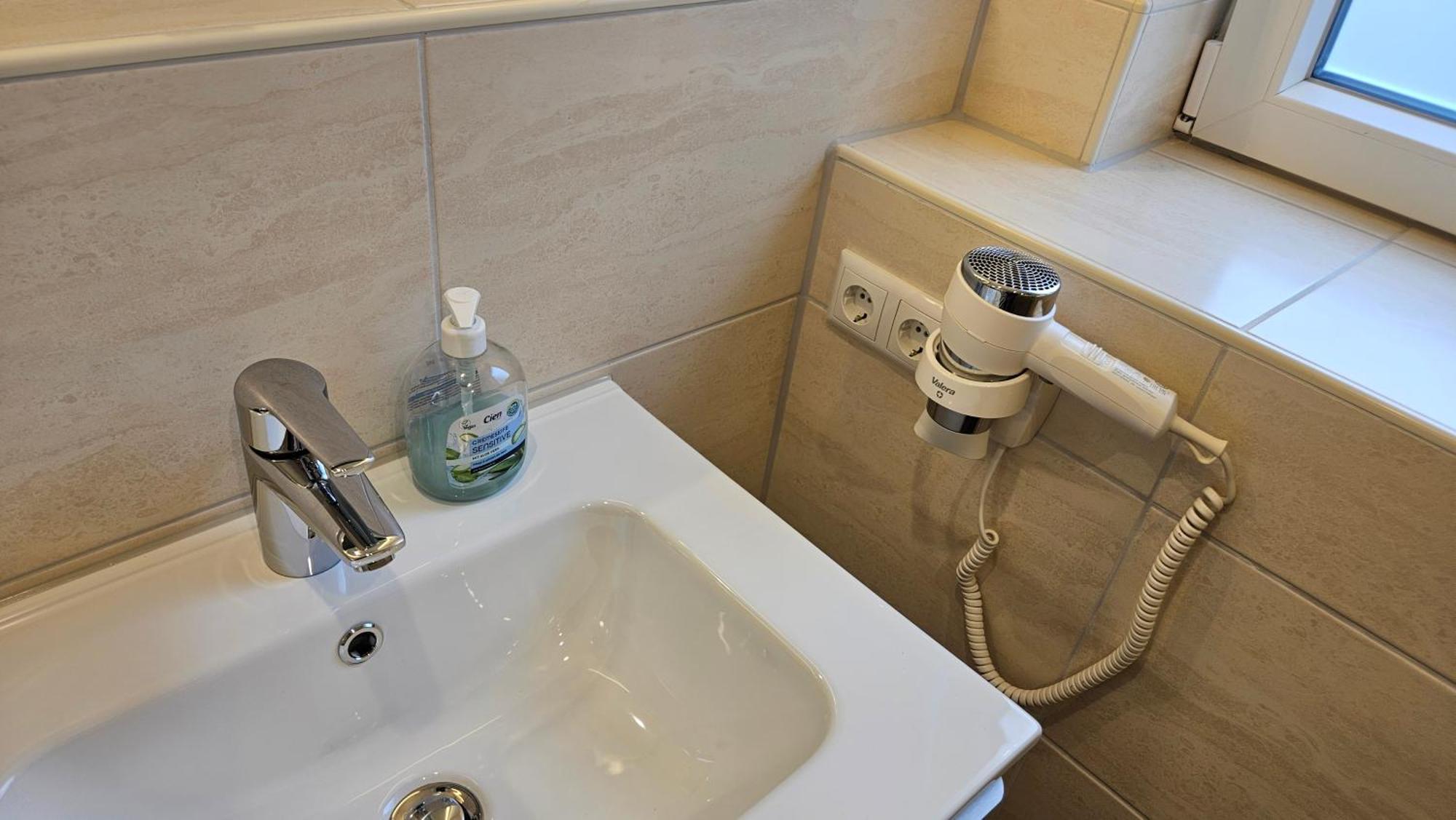 Hotel Dorfkrug Buesum - Guenstige Altbauzimmer Am Oland Zewnętrze zdjęcie